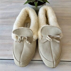 Vintage Beige Slippers with Fluffy Interior. Size: 9.